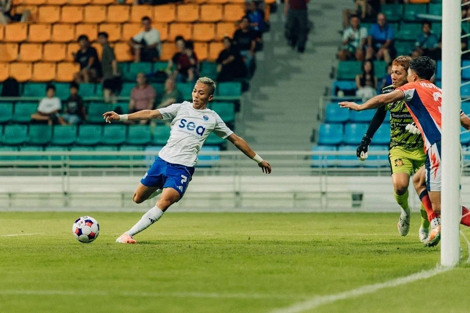 Penyerang Lion City Sailors, Shawal Anuar (kiri) menjaringkan gol ketiga pasukannya dalam kemenangan 4-1 mereka ke atas Hougang United pada 12 April. Kemenangan tersebut memastikan Sailors masih mempunyai kelebihan lapan mata di puncak Liga Perdana Singapura. 