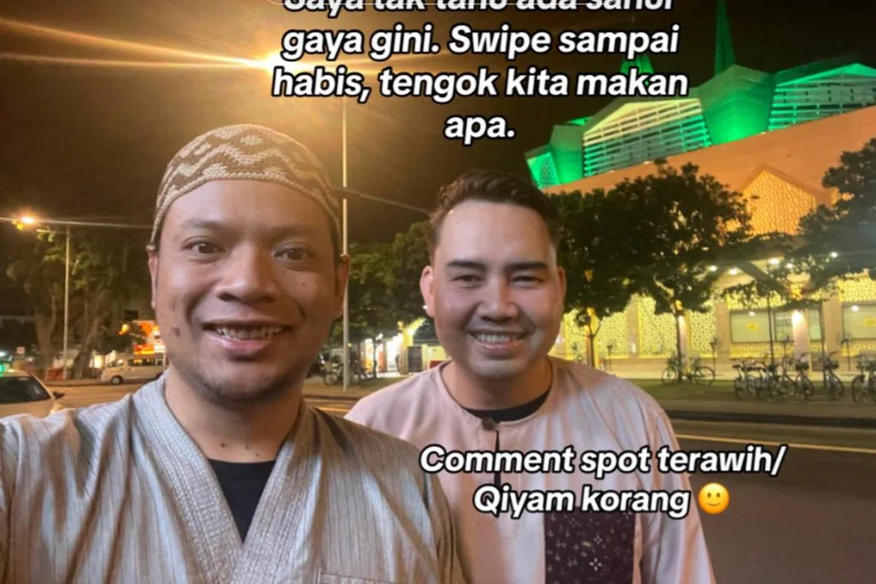 Encik Risdian Isbintara (kiri) dan temannya Encik Hafiz Ramlan, kelihatan bergamar di luar Masjid Kassim sebelum menyertai sesi qiamullail.