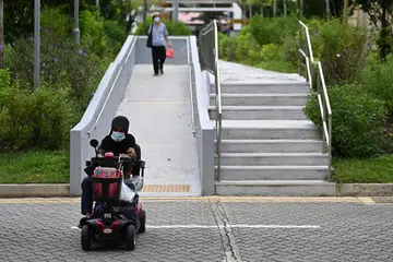 Tanpa peraturan sewajarnya, peningkatan dalam penggunaan alat bantuan mobiliti peribadi (PMA) seperti skuter mobiliti akan menjejaskan infrastruktur bandar Singapura yang sudah pun sesak dan mempunyai ruang terhad.