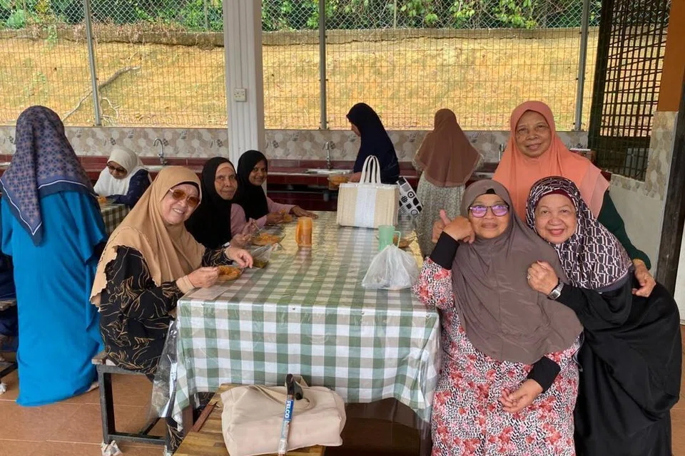 Cik Fauziah Talib, 71 tahun (duduk, dua dari kanan), bersama sahabat ibu tunggal lain yang memilih untuk meluangkan usia emas di Madrasah At-Taufiqiah di Port Dickson, Negeri Sembilan.