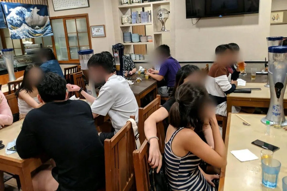 Kedai F&B di kawasan pusat bandar (CBD) gagal melaksanakan langkah pengurusan selamat, di mana pelanggan harus dipisahkan dengan jarak minimum satu meter.