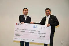 SUMBANGAN BERMAKNA: Encik Jaleel (kanan) menyumbang $500,000 lagi kepada Dana Wang Saku Sekolah The Straits Times (STSPMF) yang diterima oleh Encik Fernandez. - Foto BH oleh ONG WEE JIN