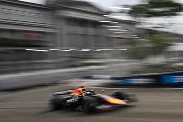 Pelumba Red Bull, Max Verstappen semasa sesi latihan pertamanya di Litar Marina Bay untuk Grand Prix Singapura pada 3 Oktober. Selekoh yang dilihat berlatar belakang Galeri Nasional Singapura.