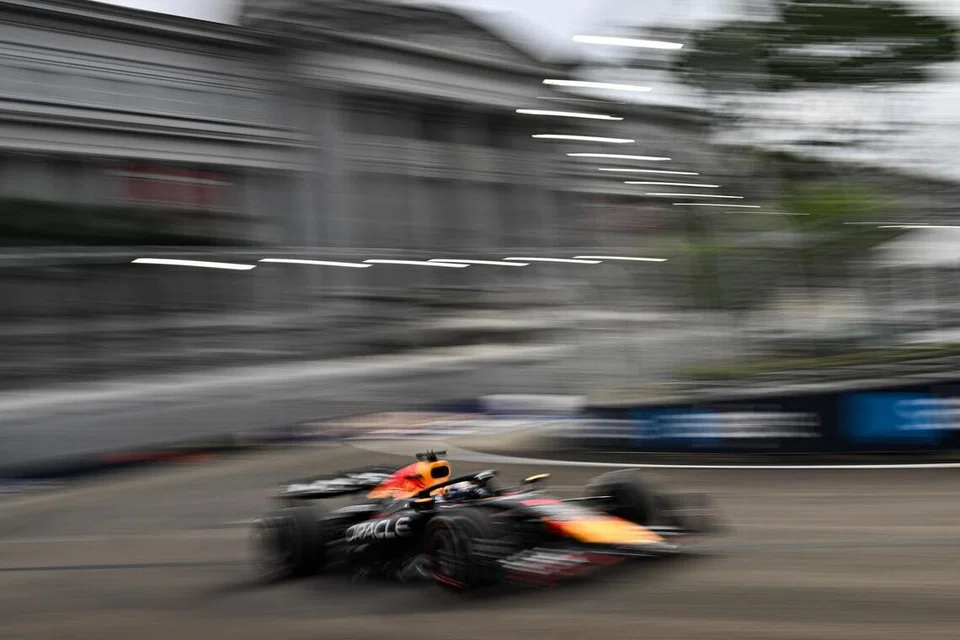 Pelumba Red Bull, Max Verstappen semasa sesi latihan pertamanya di Litar Marina Bay untuk Grand Prix Singapura pada 3 Oktober. Selekoh yang dilihat berlatar belakang Galeri Nasional Singapura.