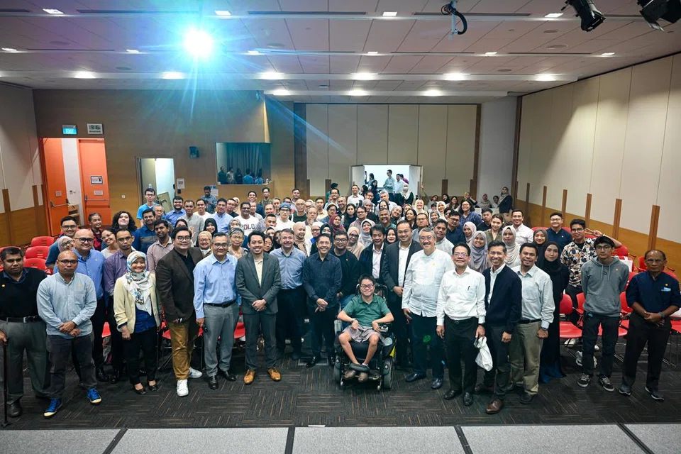 BINCANG BERSAMA: Sekitar 100 orang menghadiri perbincangan panel mengenai konflik Israel-Palestin.anjuran Berita Harian dan Reach pada Rabu malam. Panelis terdiri daripada Dr Mohamad Maliki Osman, Encik Francois Bretault dan Encik Ahmad Firdaus Daud (barisan depan masing-masing lapan, tujuh dan enam dari kiri). Turut hadir ialah Editor BH, Encik Nazry Mokhtar (barisan depan, lima dari kiri) dan Editor Berita BH, Encik Nazri Hadi Saparin (empat dari kiri, baris depan), yang juga moderator perbincangan itu.