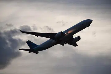 PATUHI JADUAL:  Syarikat penerbangan Garuda Indonesia digesa mematuhi jadual penerbangan yang sudah dipersetujui. 