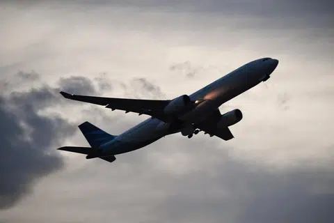 PATUHI JADUAL:  Syarikat penerbangan Garuda Indonesia digesa mematuhi jadual penerbangan yang sudah dipersetujui. 