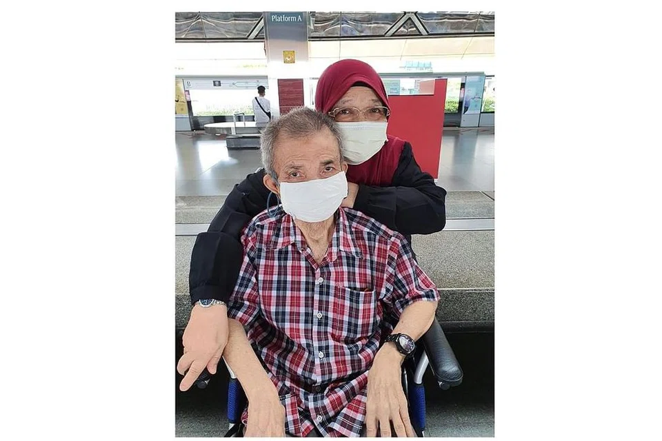 BERI JAGAAN: Cik Junaidah bersama arwah abangnya yang pekak dan bisu. - Foto ihsan JUNAIDAH KASSIM