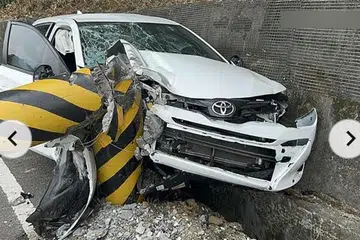Bahagian depan kereta remuk dalam kemalangan di lebuh raya Taiwan yang meragut nyawa seorang wanita Singapura   