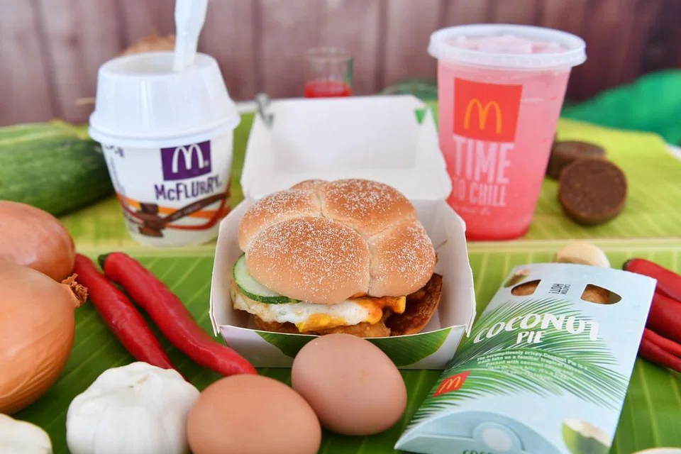 MAKLUM BALAS POSITIF: Menurut McDonald's, burger nasi lemak dapat maklum balas positif daripada pelanggan dan pengkritik makanan. - Foto-foto MCDONALD'S