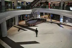 KEMEROSOTAN TERBESAR SEJAK 1985: Keadaan lengang di Tampines Mall pada 27 April lalu, sedang banyak kedai tutup dalam tempoh pemutus litar. Penjualan runcit Singapura pada bulan April lalu mengalami penurunan terbesar sejak 1985 apabila rekod dimulakan, sedang ia terjejas dengan langkah pemutus litar jangkitan Covid-19. - Foto BH oleh ARIFFIN JAMAR