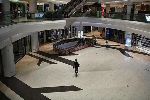 KEMEROSOTAN TERBESAR SEJAK 1985: Keadaan lengang di Tampines Mall pada 27 April lalu, sedang banyak kedai tutup dalam tempoh pemutus litar. Penjualan runcit Singapura pada bulan April lalu mengalami penurunan terbesar sejak 1985 apabila rekod dimulakan, sedang ia terjejas dengan langkah pemutus litar jangkitan Covid-19. - Foto BH oleh ARIFFIN JAMAR