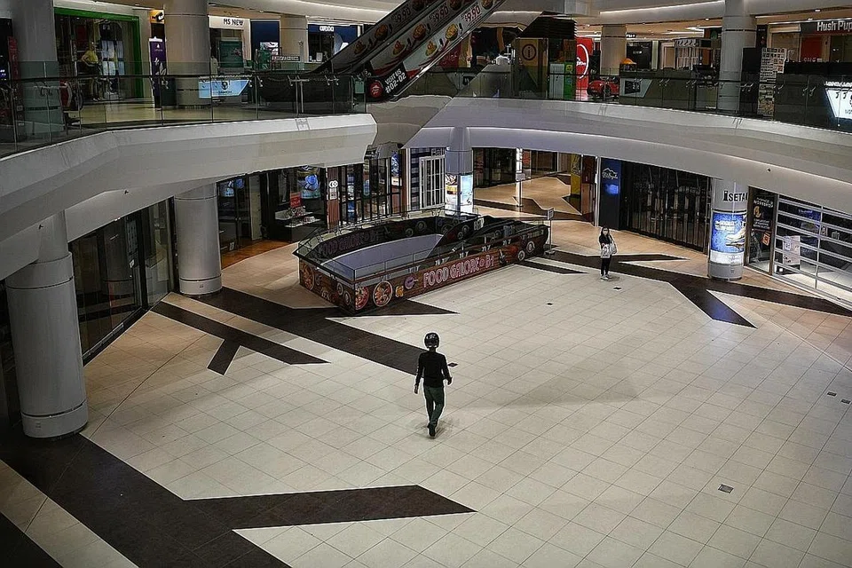 KEMEROSOTAN TERBESAR SEJAK 1985: Keadaan lengang di Tampines Mall pada 27 April lalu, sedang banyak kedai tutup dalam tempoh pemutus litar. Penjualan runcit Singapura pada bulan April lalu mengalami penurunan terbesar sejak 1985 apabila rekod dimulakan, sedang ia terjejas dengan langkah pemutus litar jangkitan Covid-19. - Foto BH oleh ARIFFIN JAMAR