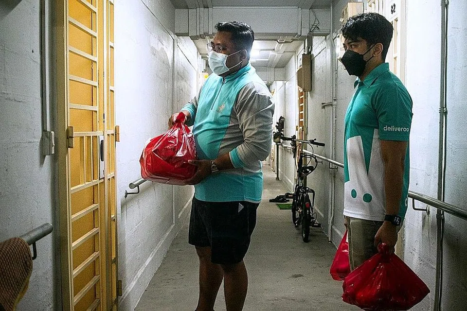 BANTUAN DIALU-ALUKAN: Sejak menjalinkan kerjasama dengan badan amal Food from the Heart (FFTH), syarikat penghantaran makanan, Deliveroo berjaya mengumpul lebih $200,000 untuk badan amal itu sepanjang tiga tahun lepas, di samping mendekati para penerima, seperti Cik Asmah (bukan nama sebenar) sekeluarga bagi meringankan beban mereka. - Foto DELIVEROO