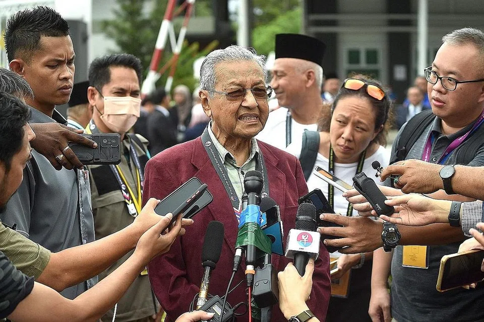PERTANDINGAN LIMA PENJURU: Dr Mahathir akan turut mempertahan kerusi Parlimen beliau di Langkawi, berhadapan dengan empat pencabar. - Foto AFP 