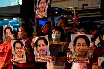 TERKINI: Keputusan terkini yang diperolehi daripada hasil undian mengesahkan parti pimpinan Cik Suu Kyi, Liga Kebangsaan bagi Demokrasi (NLD), telah memenangi 322 kerusi yang diperlukan dalam sistem dwidewan untuk membentuk sebuah pemerintah. - Foto AFP