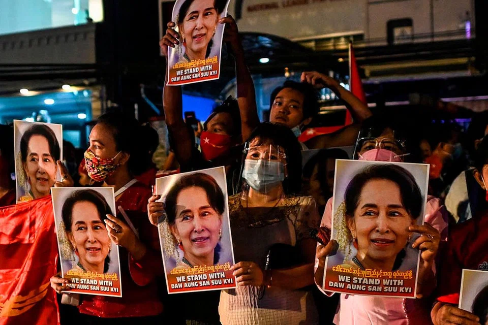 TERKINI: Keputusan terkini yang diperolehi daripada hasil undian mengesahkan parti pimpinan Cik Suu Kyi, Liga Kebangsaan bagi Demokrasi (NLD), telah memenangi 322 kerusi yang diperlukan dalam sistem dwidewan untuk membentuk sebuah pemerintah. - Foto AFP