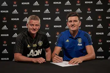TUNGGAK KEKUATAN: Kehadiran Harry Maguire (kanan), di nadi benteng pertahanan Manchester United dilihat ramai sebagai bahagian penting yang akan memacu kejayaan kelab tersebut dalam musim-musim mendatang. Beliau bersama pengurus Manchester United, Ole Gunnar Solskjaer. - Foto TWITTER HARRY MAGUIRE