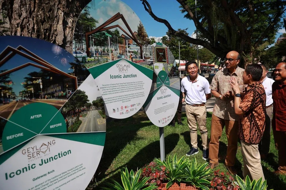 CIRI BARU DI GEYLANG SERAI: Menteri Kanan merangkap Menteri Penyelaras bagi Dasar Sosial, Encik Tharman Shanmugaratnam (dua dari kiri) bersama-sama Menteri di Pejabat Perdana Menteri yang juga Menteri Kedua (Ehwal Luar merangkap Pendidikan), Dr Mohamad Maliki Osman (tiga dari kiri), mendedahkan papan maklumat yang menunjukkan ciri-ciri baru yang bakal disediakan sebagai sebahagian kerja naik taraf Jalur Budaya Geylang Serai.
