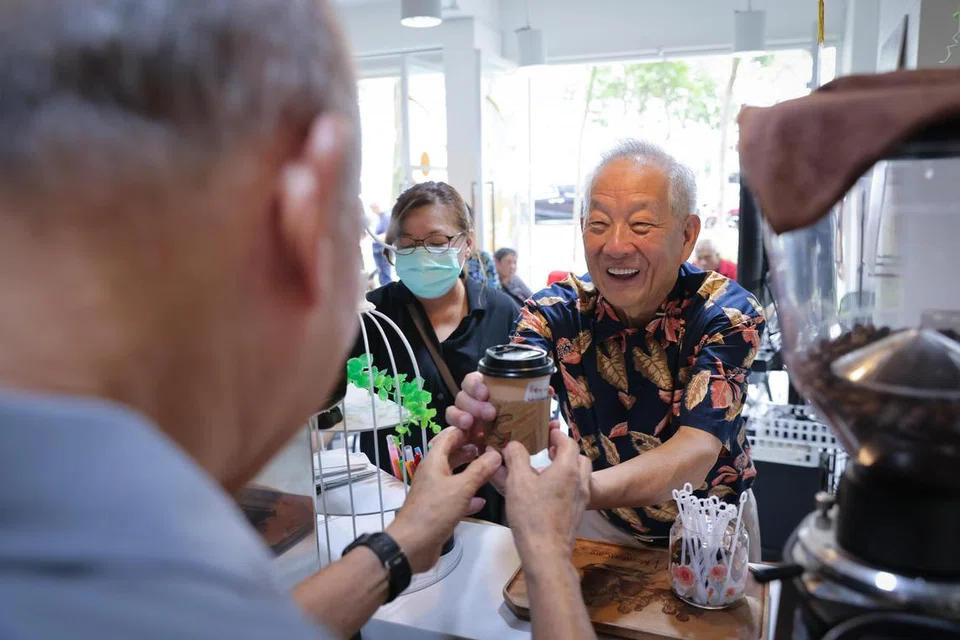 LAYANAN MESRA: Calon Presiden, Encik Ng Kok Song, ditawarkan menuman kopi semasa lawatan ke GoodLife! Makan di Blok 52, Marine Terrace.