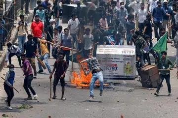 Penyokong antikuota pekerjaan, bertembung dengan polis dan penyokong Liga Awami, di kawasan Rampura di Dhaka, Bangladesh, pada 18 Julai. 
