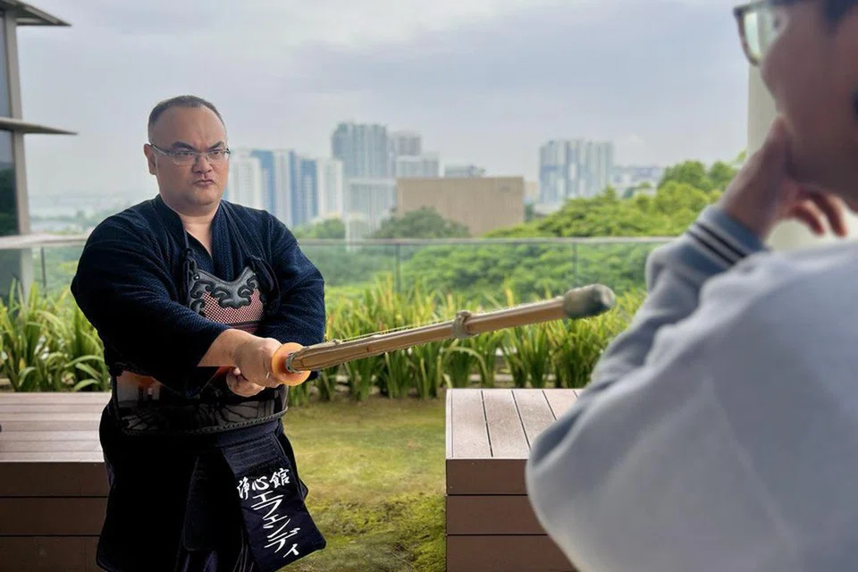 Dr Effendy mengajar Mamfizam tentang kendo.