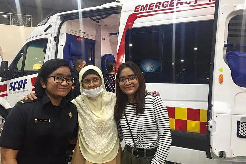IMPIAN BERDERAI: Cik Nuruljannah (kiri) bersama neneknya, Allahyarhamha Hajjah Hamidah Abdul Razak, dan adik bongsu, Cik Nur Laila Mohammad Razib, sebelum kemalangannya tahun lalu. Beliau seorang pelatih paramedik bersama SCDF ketika gambar diambil pada 2018. - Foto ihsan keluarga NURULJANNAH MOHAMMAD RAZIB