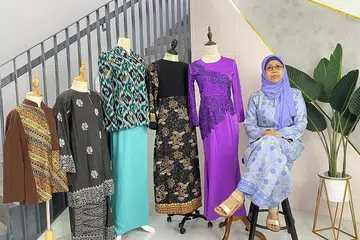 LUASKAN PERNIAGAAN: Pengarah kreatif Alfya Atelier, Cik Khairiah Suradi, bersama beberapa orang pelajarnya di kelas menjahit yang diadakan di studio syarikatnya di Senang Crescent. - Foto ihsan CIK SITI KHAIRIAH SURADI