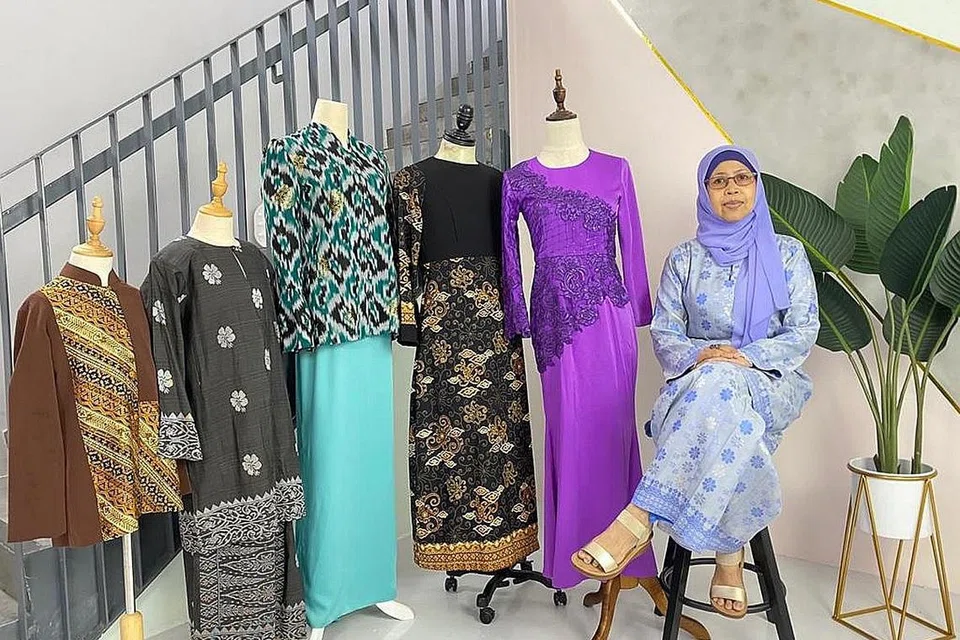 LUASKAN PERNIAGAAN: Pengarah kreatif Alfya Atelier, Cik Khairiah Suradi, bersama beberapa orang pelajarnya di kelas menjahit yang diadakan di studio syarikatnya di Senang Crescent. - Foto ihsan CIK SITI KHAIRIAH SURADI