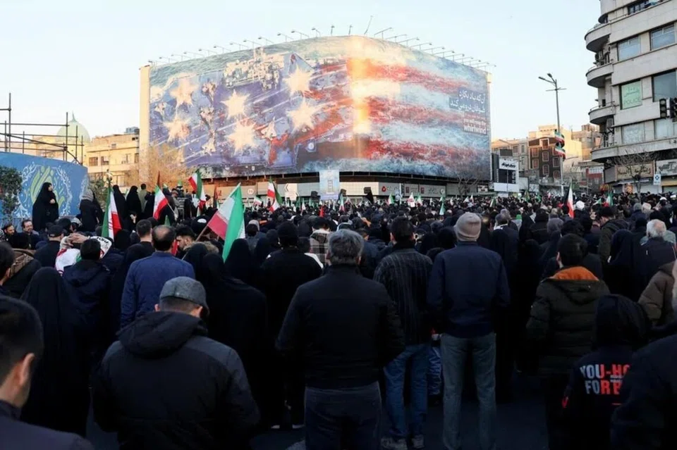 Orang ramai meluahkan kesedihan mereka ketika mereka berkumpul di Dataran Enghelab, selepas pemimpin agama tertinggi Iran Ayatollah Ali Khamenei dilaporkan terbunuh dalam serangan Israel dan Amerika Syarikat pada hari Sabtu, di Tehran, Iran, 1 Mac 2026.
