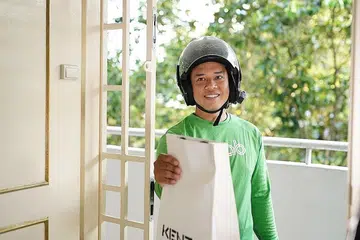 MAHUKAN LEBIH PERWAKILAN: Encik Faris, yang merupakan pekerja penghantaran makanan, berharap terdapat kesatuan yang dapat melindungi pekerja platform sekiranya mereka dilayan secara tidak adil. - Foto ihsan FARIS TAN