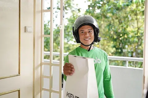 MAHUKAN LEBIH PERWAKILAN: Encik Faris, yang merupakan pekerja penghantaran makanan, berharap terdapat kesatuan yang dapat melindungi pekerja platform sekiranya mereka dilayan secara tidak adil. - Foto ihsan FARIS TAN