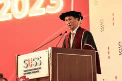 USAH KESAL: Menteri Kesihatan, Encik Ong Ye Kung, semasa memberi ucapan di sesi pembukaan Konvokesyen Universiti Sains Kemasyarakatan Singapura (SUSS) bagi Kelas 2023 pada Selasa, menasihati graduan supaya teruskan pemikiran positif dan optimistik dengan pilihan yang dibuat.