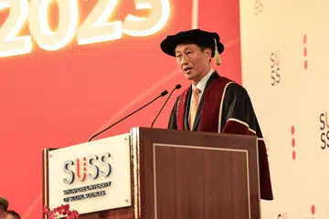 USAH KESAL: Menteri Kesihatan, Encik Ong Ye Kung, semasa memberi ucapan di sesi pembukaan Konvokesyen Universiti Sains Kemasyarakatan Singapura (SUSS) bagi Kelas 2023 pada Selasa, menasihati graduan supaya teruskan pemikiran positif dan optimistik dengan pilihan yang dibuat.