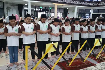 Pelajar madrasah yang mengikuti Program aLIVE pada tahun 2020 di Masjid Darul Makmur mendirikan solat sebelum memulakan kelas pengajian mereka. Setelah selesai peningkatan masjid, terdapat 11 bilik darjah secara keseluruhannya.  