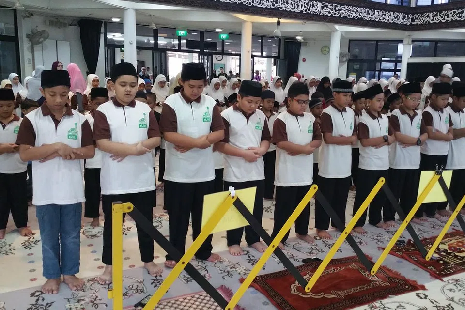 Pelajar madrasah yang mengikuti Program aLIVE pada tahun 2020 di Masjid Darul Makmur mendirikan solat sebelum memulakan kelas pengajian mereka. Setelah selesai peningkatan masjid, terdapat 11 bilik darjah secara keseluruhannya.  