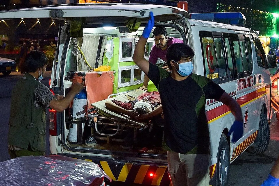 CEDERA: Mangsa letupan dibawa menaiki ambulans untuk menerima rawatan selepas serangan bom di Kabul. - Foto AFP LAPANGAN 