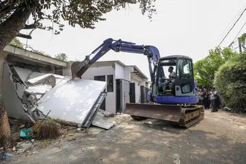 Sebuah jengkaut merobohkan dinding salah sebuah ‘vila’ di Penjara Cibinong, Bogor, Jawa Barat, pada 30 September 2026. Bangunan itu dirobohkan selepas pihak berkuasa menyiasat dakwaan banduan membayar untuk menikmati penginapan mewah yang dilengkapi kemudahan seperti kolam renang dan gimnasium.