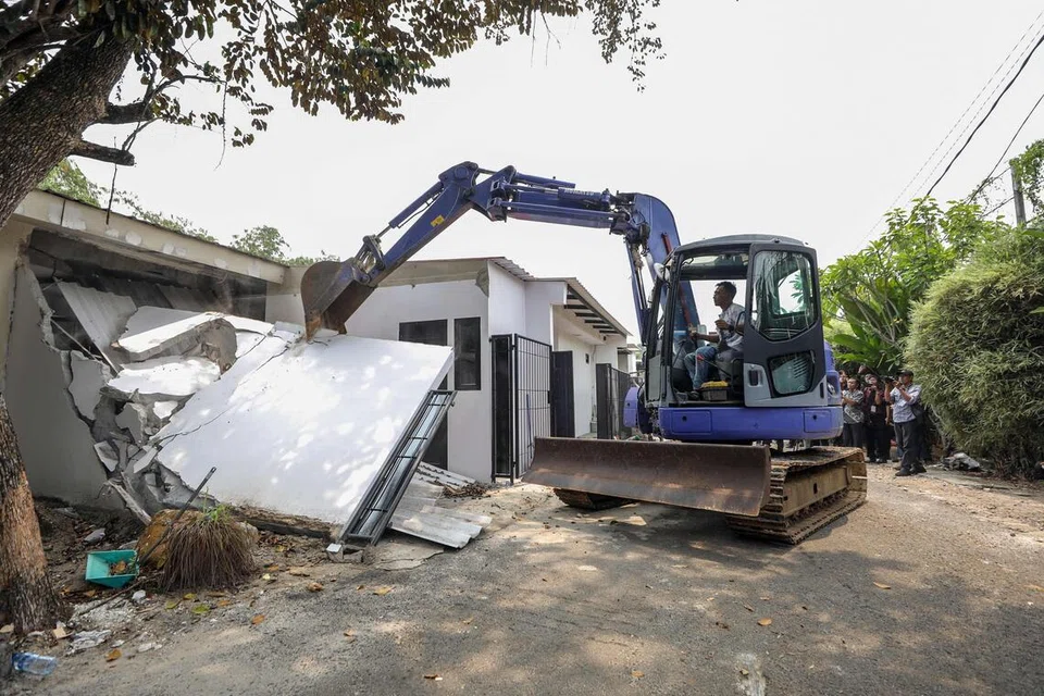Sebuah jengkaut merobohkan dinding salah sebuah ‘vila’ di Penjara Cibinong, Bogor, Jawa Barat, pada 30 September 2026. Bangunan itu dirobohkan selepas pihak berkuasa menyiasat dakwaan banduan membayar untuk menikmati penginapan mewah yang dilengkapi kemudahan seperti kolam renang dan gimnasium.