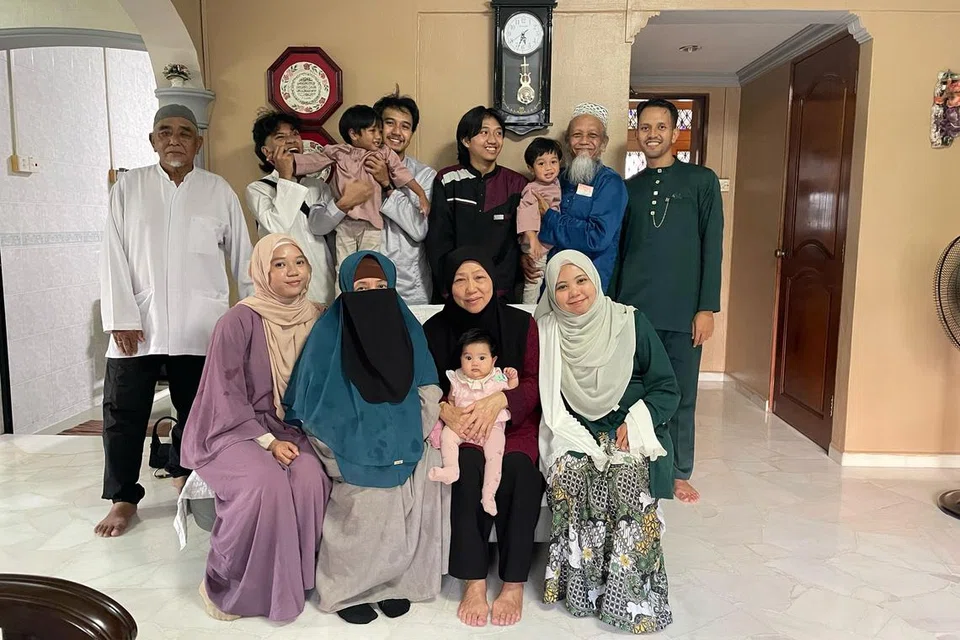 Allahyarham Haritsa Zaihan (kanan, diri) bersama isterinya Cik Miza Amira Ismail (depan, kanan) telah mendirikan rumahtangga pada Disember 2024. Mereka bergambar bersama keluarga Allahyarham di Singapura baru-baru ini.