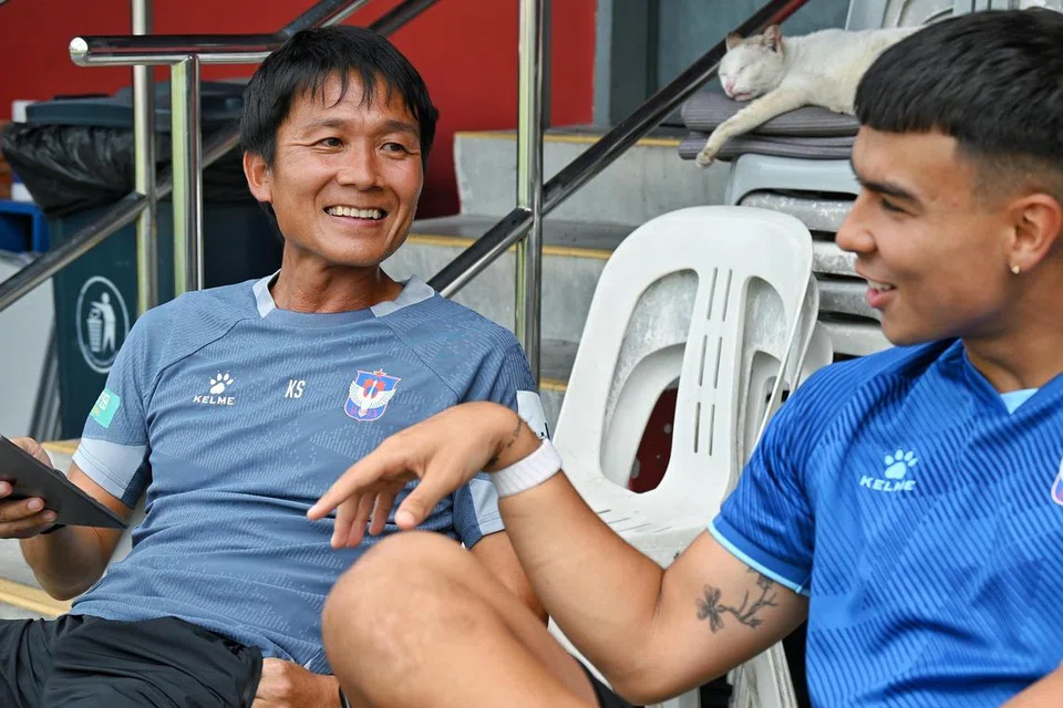 Ketua jurulatih, Keiji Shigetomi (kiri) dan pemain tengah, Jared Gallagher (kanan) sewaktu sesi temu ramah bersama Berita Harian (BH) pada 13 Ogos di Stadium Jurong East.