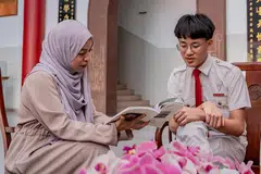 BELAJAR BAHASA MELAYU: Darius Song mula mempelajari Bahasa Melayu sebagai bahasa ketiga ketika dalam menengah satu di Sekolah Tinggi Chung Cheng (Main). Bersamanya ialah gurunya, Cikgu Khairunnisa Yahya. - Foto BH oleh NUR DIYANA TAHA