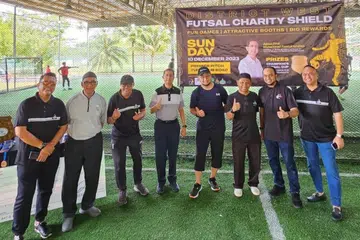 GABUNGAN PADU: Naib Pengerusi Masjid Hussain Sulaiman, Encik Abdul Rahman Zainol (tiga dari kanan), bersama Profesor Madya Dr Muhammad Faishal Ibrahim; Pengerusi Eksekutif Masjid Hang Jebat, Encik Mohd Rafi Eusope (tiga dari Kiri); dan Pengerusi Eksekutif Masjid Ahmad, Ustaz Rashid Ramli (empat dari kanan); pada acara Futsal Charity Shield yang berlangsung baru-baru ini. 