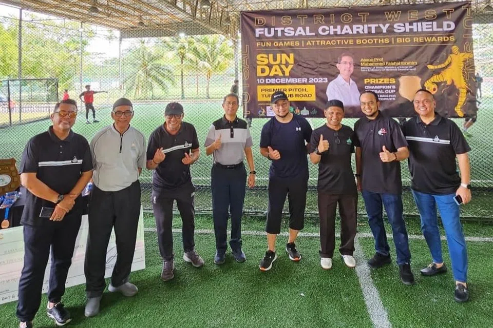 GABUNGAN PADU: Naib Pengerusi Masjid Hussain Sulaiman, Encik Abdul Rahman Zainol (tiga dari kanan), bersama Profesor Madya Dr Muhammad Faishal Ibrahim; Pengerusi Eksekutif Masjid Hang Jebat, Encik Mohd Rafi Eusope (tiga dari Kiri); dan Pengerusi Eksekutif Masjid Ahmad, Ustaz Rashid Ramli (empat dari kanan); pada acara Futsal Charity Shield yang berlangsung baru-baru ini. 