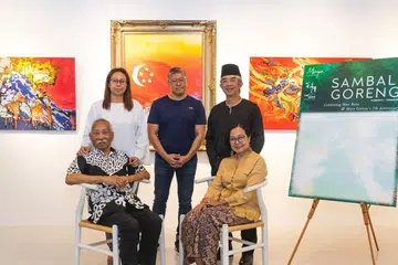 BERSENI DI MUSIM LEBARAN: (Duduk dari kiri) Encik Sarkasi Said dan Cik Masturah Sha'ari sementara di belakang dari kiri, anak Encik Sarkasi, Cik Imelda Zahry, Encik Terence Tan dan Encik Jeffrey Wandly, menghidupkan semangat muhibah menerusi kerja seni dengan cetusan rasa Lebaran di pameran Sambal Goreng yang berlangsung di The Art Space by Natalie Wong@Kallang Leisure Park hingga esok. - Foto BM oleh KHIDHIR ASYRAF MAHBOB
