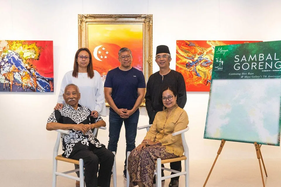 BERSENI DI MUSIM LEBARAN: (Duduk dari kiri) Encik Sarkasi Said dan Cik Masturah Sha'ari sementara di belakang dari kiri, anak Encik Sarkasi, Cik Imelda Zahry, Encik Terence Tan dan Encik Jeffrey Wandly, menghidupkan semangat muhibah menerusi kerja seni dengan cetusan rasa Lebaran di pameran Sambal Goreng yang berlangsung di The Art Space by Natalie Wong@Kallang Leisure Park hingga esok. - Foto BM oleh KHIDHIR ASYRAF MAHBOB