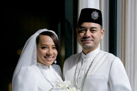 Penyanyi, Jeslina Hashim (kiri), kini bergelar isteri kepada kerabat Diraja Negeri Sembilan, Tengku Eddy Nasruan. 