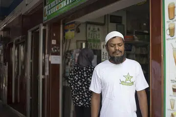TEMPOH MENCABAR: Encik Asgar Azmi berkata suasana lengang di Arab Street merupakan pemandangan yang amat sukar diterimanya sedang perniagaannya mula merosot sejak awal Februari lalu. - Foto BH oleh HARITH MUSTAFFA.