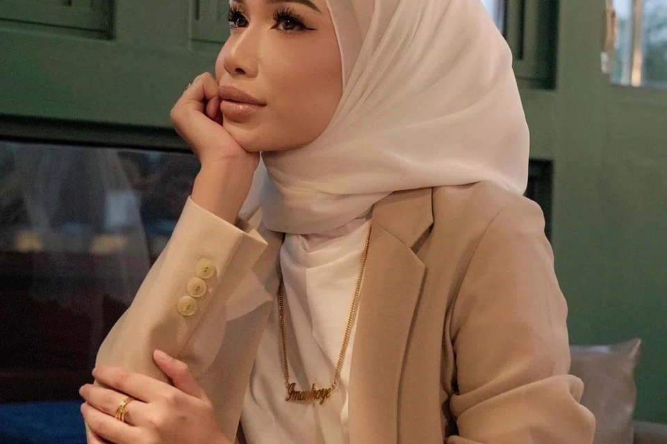 Penyanyi, Iman Troye, mengabaikan sahaja pesanan berbaur ugutan kerana setelah memeriksa profil warganet berkenaan, beliau menyedari mereka hanya budak kecil.