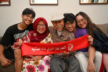 BERI PERANGSANG: Profesor Madya Dr Kamsiah Abdullah kini giat memberi sokongan dan nasihat kepada cucu-cucunya agar terus mengejar impian dan cita-cita.